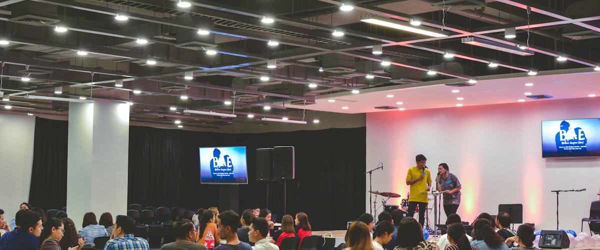 大型综合性体育场馆内座无虚席的盛大比赛场景